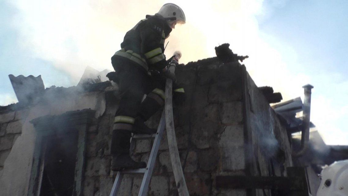 Фоторепортаж: под Орлом спасатели боролись с огнем, охватившим жилой дом