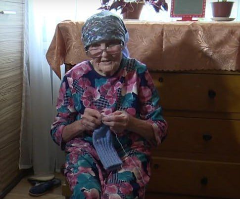 92-летняя орловчанка вяжет носки для бойцов СВО, зная о войне не понаслышке! 