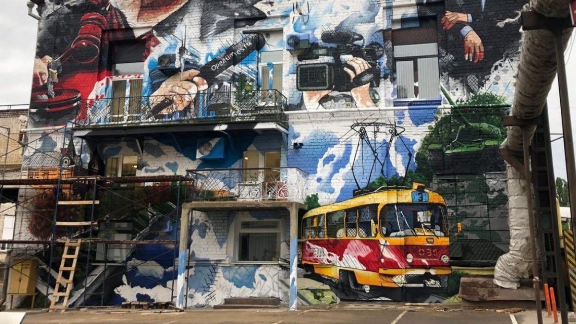 Граффити в массы! В Орле фасад здания превратили в произведение искусства