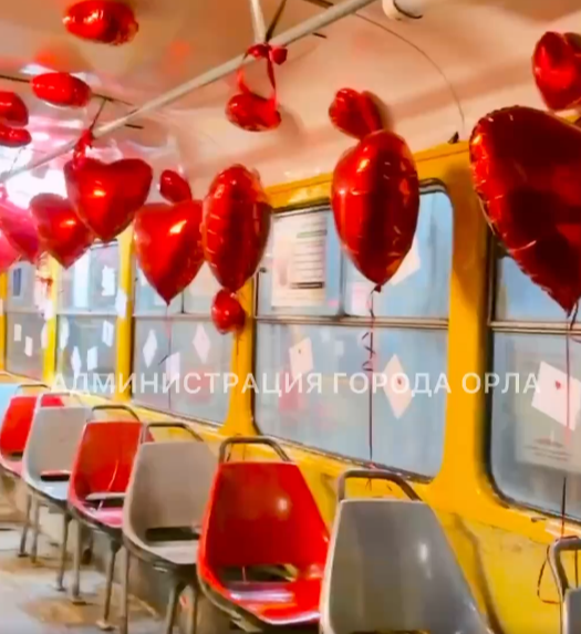 По Орлу сегодня колесит праздничный трамвай в сердечках