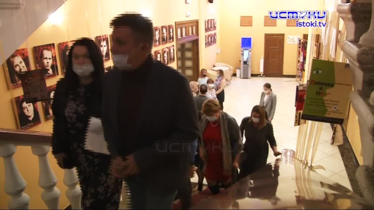 Зрители пришли за романтикой и нашли то, что искали. На сцене театра "Свободное пространство" состоялась премьера спектакля "Окна. Город. Любовь"