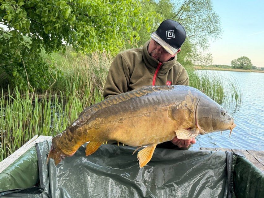 Орловские рыбаки поймали гигантского карпа весом более 20 кг