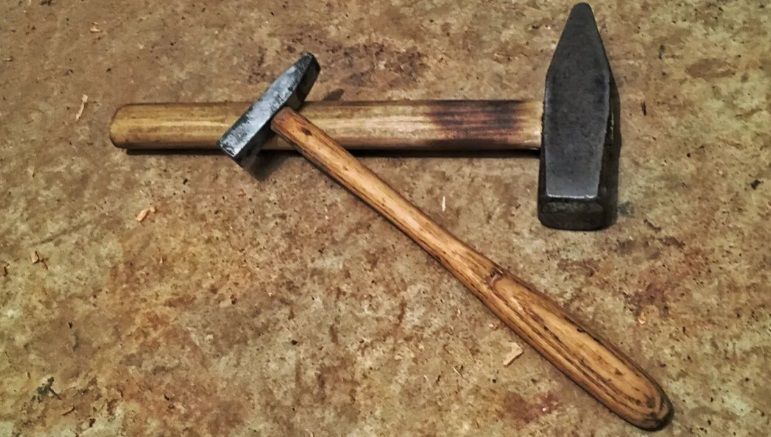 Молотком и топором: на Орловщине женщина чудом осталась жива после избиения