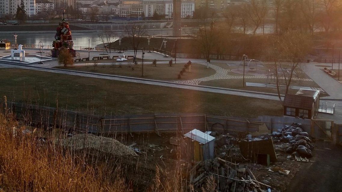 Орловчане пожаловались на свалку вокруг детского парка