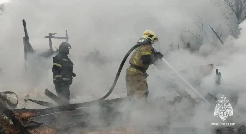Сегодня утром МЧС локализовало пожар в деревне Леженки Орловского округа