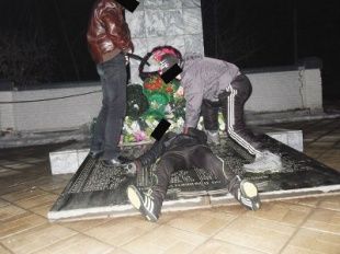 Ливенские школьники глумились над местом захоронения героев