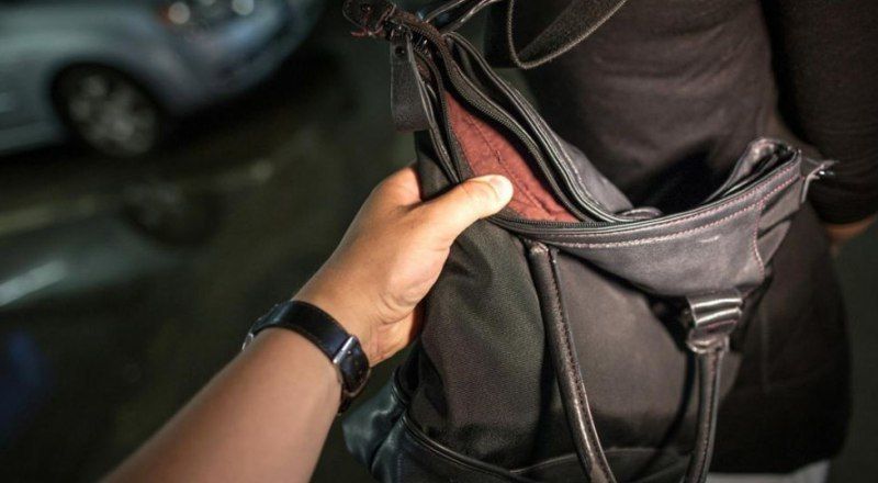 В Орле сотрудник кафе украл у посетителя сумку с деньгами