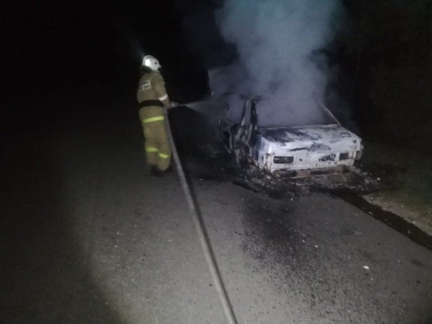 Стоявший на обочине ВАЗ сгорел дотла в Орловской области