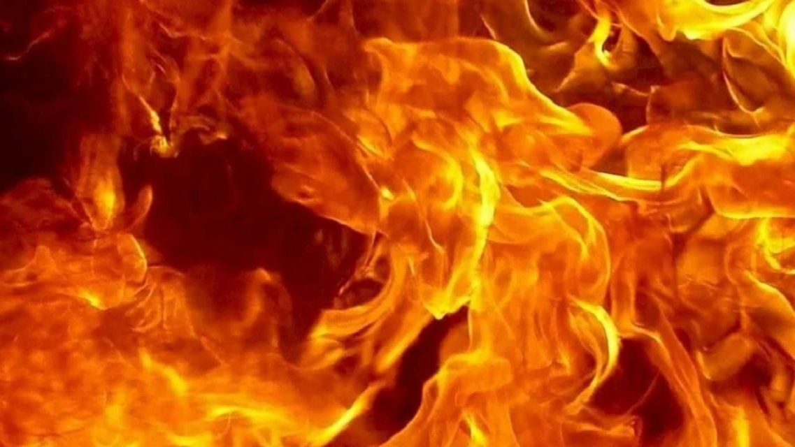 На Костомаровской в Орле охватило огнем «Мерседес»