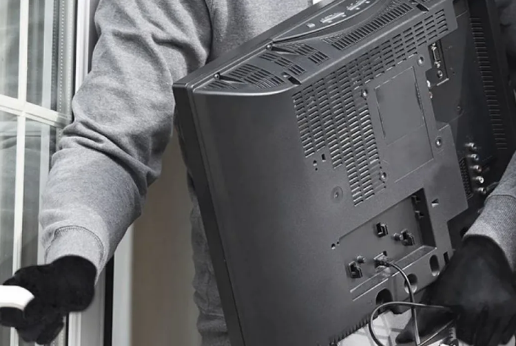 У орловчанина из квартиры, которую он сдавал посуточно, украли два телевизора