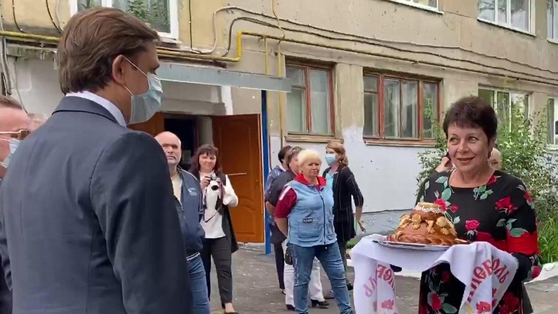 «Первый раз за три года»: Лежнев похвастался караваем для губернатора