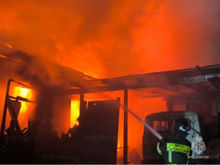 В Орле пожарные предотвратили взрыв баллонов с газом 