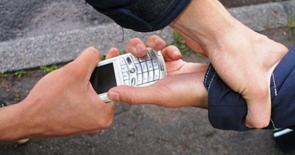 Пьяный грабитель избил орловчанина ради телефона