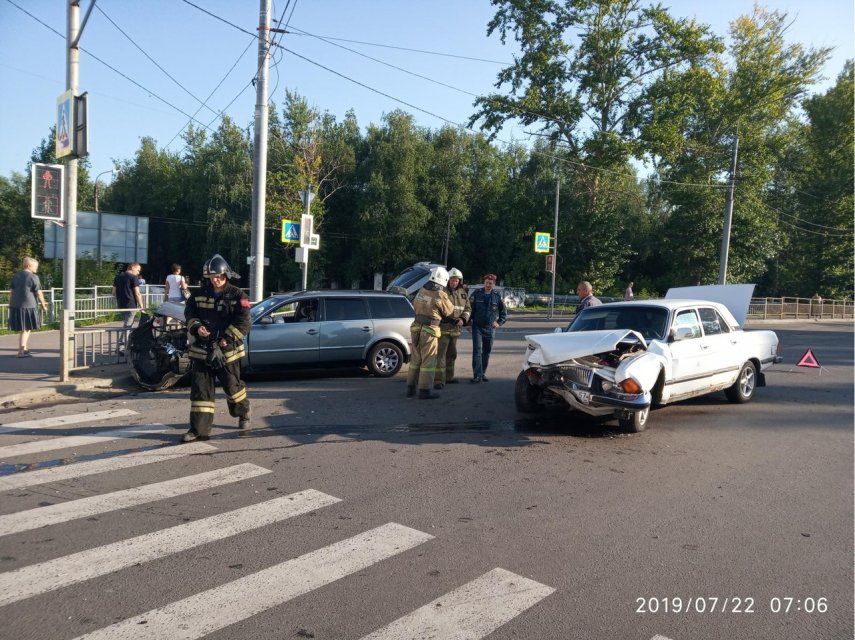 «Волга» и «Фольксваген» не поделили перекресток в Северном районе Орла