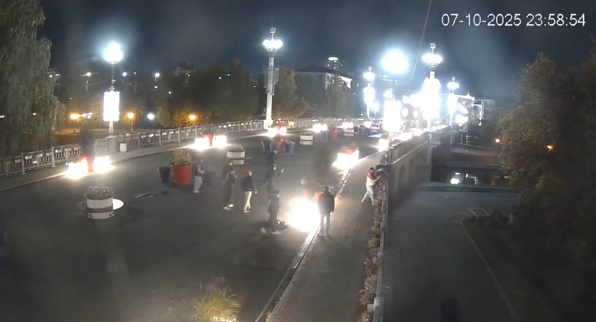 Благодаря камерам полицейские установили личности подростков, устроивших погром на Александровском мосту