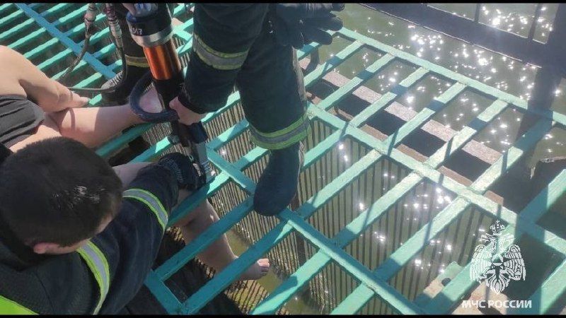 Девушке пришлось вызывать спасателей из-за застрявшей ноги