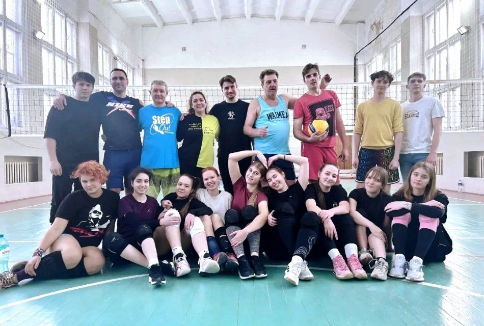 Актеры и художники сыграли в волейбол накануне юбилея