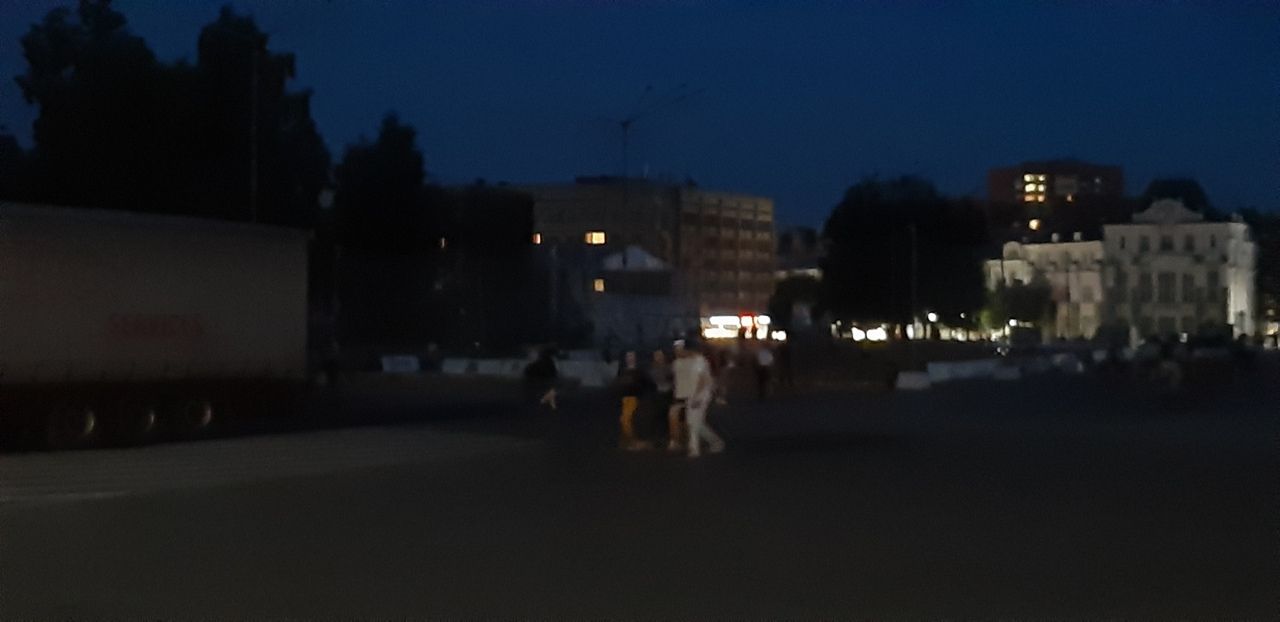 Волейбол в темноте: орловчане жалуются на отсутствие света на площади Ленина