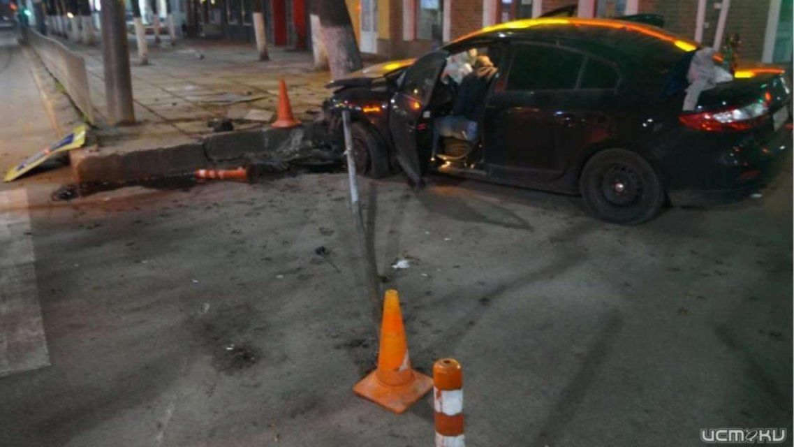 Ночное ДТП в центре Орла: иномарка снесла дорожный знак и въехала в ограждение