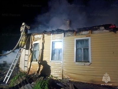 В Кромском районе загорелись два дома