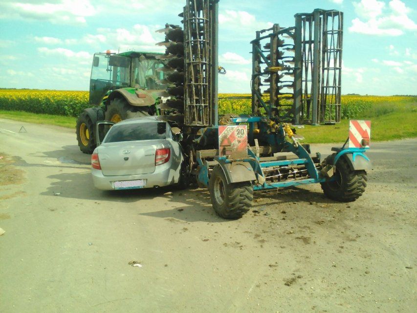 На Орловщине водитель «Лады» при обгоне трактора въехал под его колеса