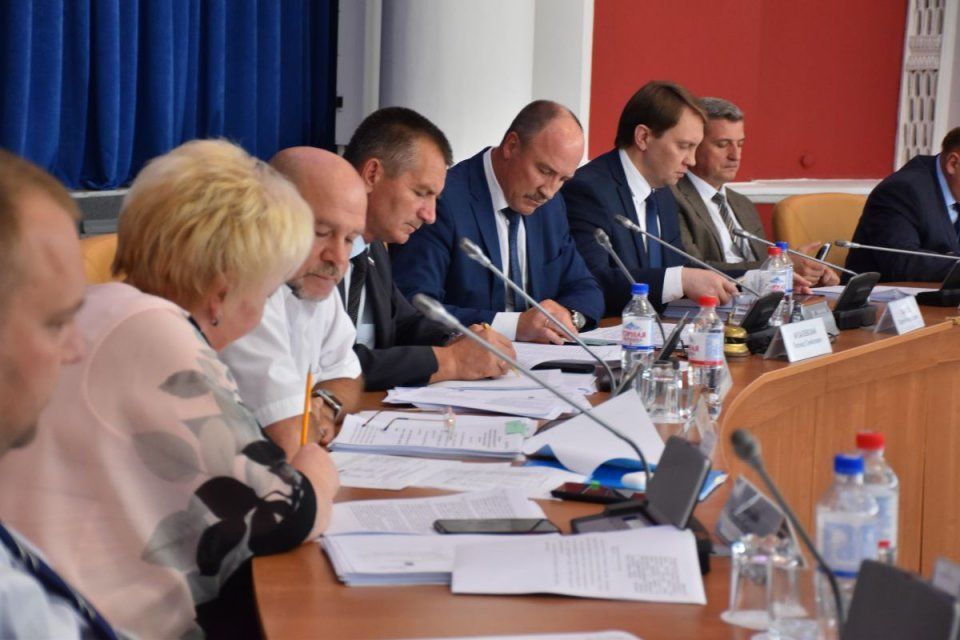На повестке дня 42 вопроса. В Орле прошло 12-е заседании областного совета народных депутатов