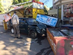 В Орле машина влетела в ларек с шаурмой