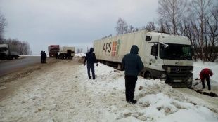 Сотрудники орловского МЧС продолжают помогать водителям на дорогах