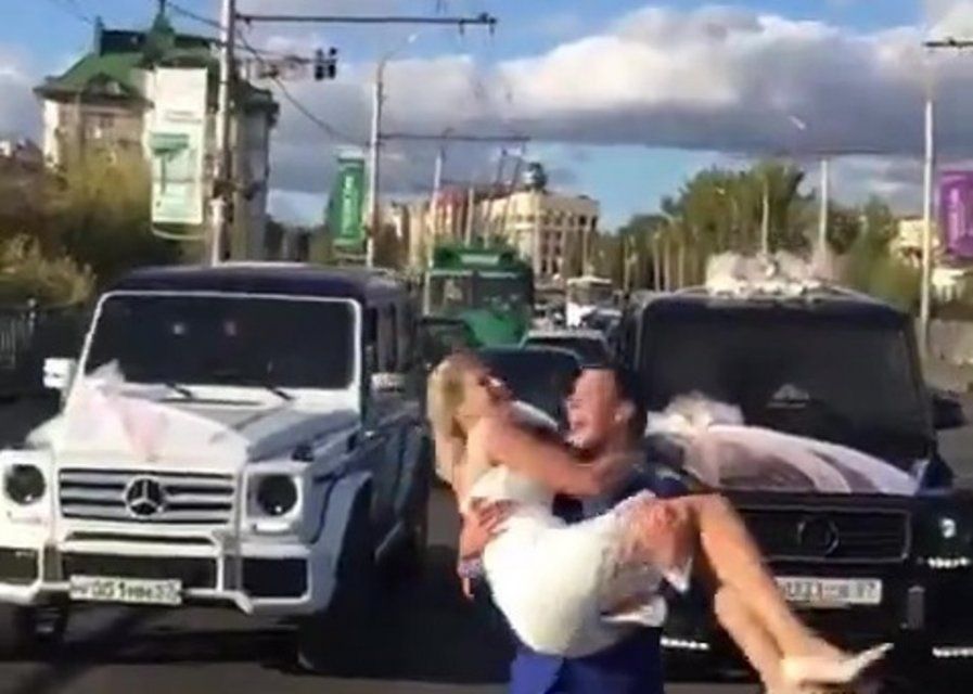Видео: орловские молодожены перекрыли полосу движения на Тургеневском мосту