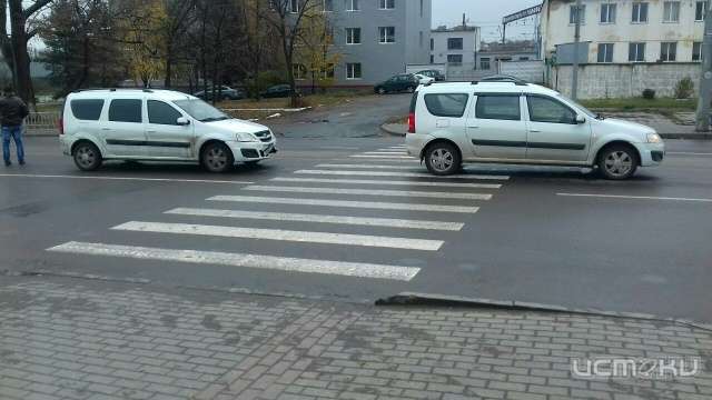 Фотофакт: в Орле на пешеходном переходе два «Ларгуса» нашли друг друга