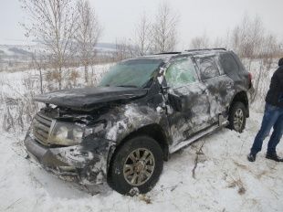 В Покровском районе внедорожник Тойота въехал в грузовик. Четыре человека пострадали
