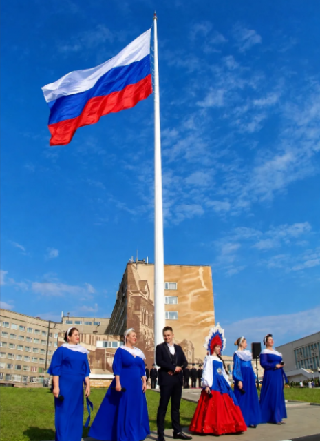 В День Государственного флага РФ в сквере Орловских литераторов прошло торжественное мероприятие 