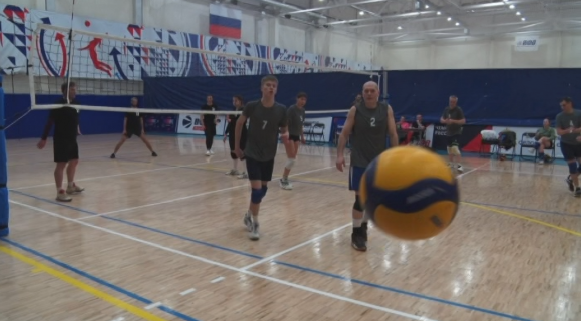 16 волейбольных коллективов из разных уголков Орловщины, а также Курска и Калуги, приняли участие в Фестивале волейбола среди любительских команд.