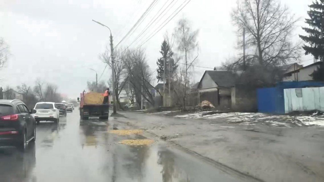 Очередное ноу-хау: в Орле «ремонтируют» дорогу песком и камнями