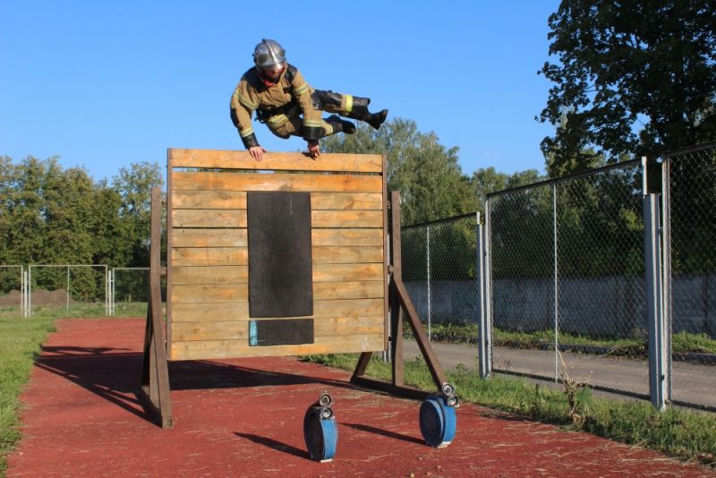 Лучшие в опасной профессии: в Орле соревновались пожарные 