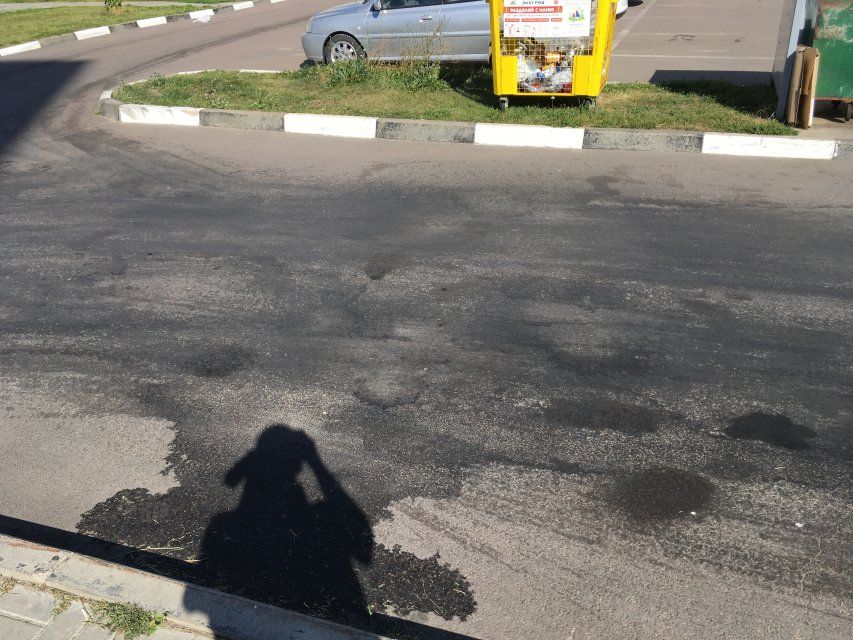 В Зареченском микрорайоне мусоровозы оставляют на асфальте зловонные лужи