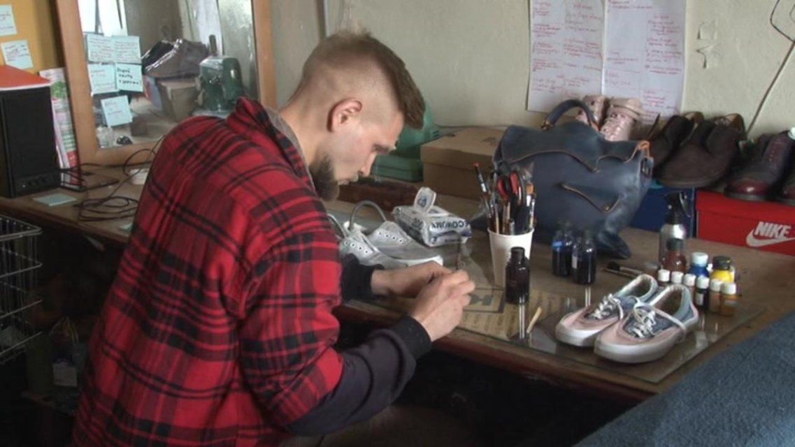 Рекорд — 12 пар за день: орловчанин увлекся реставрацией старой обуви