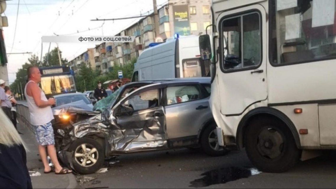 Орловские медики попросили помощи у Путина, а в областном центре ПАЗ серьезно повредил кроссовер