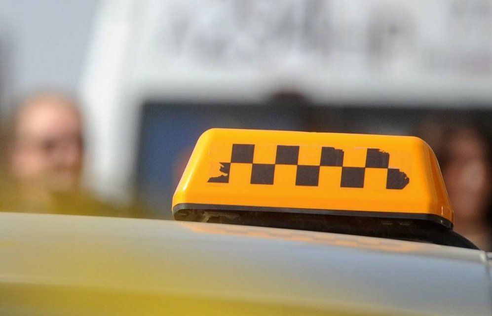 По пути из Орла в Ливенский район таксист избил и ограбил пассажирку