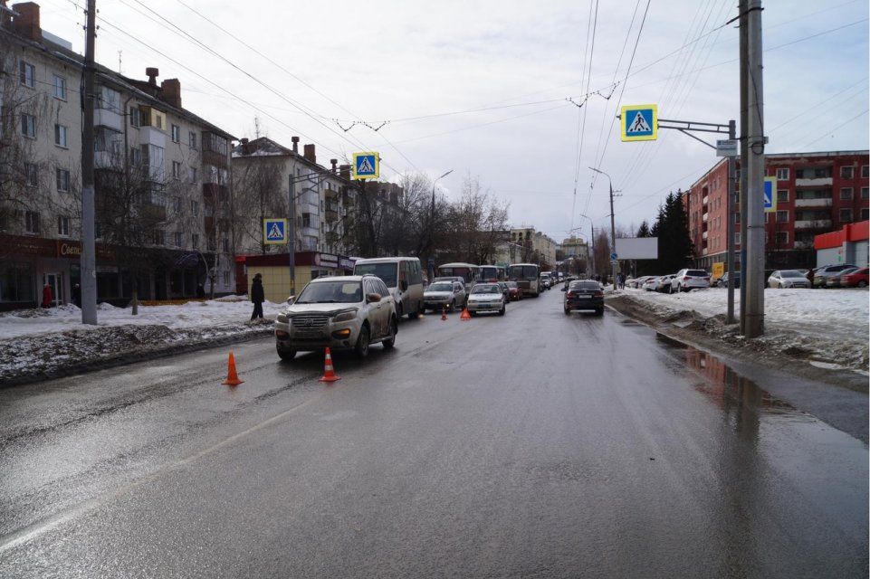 Снова пешеход на зебре: в Орле женщина на иномарке сбила молодого человека