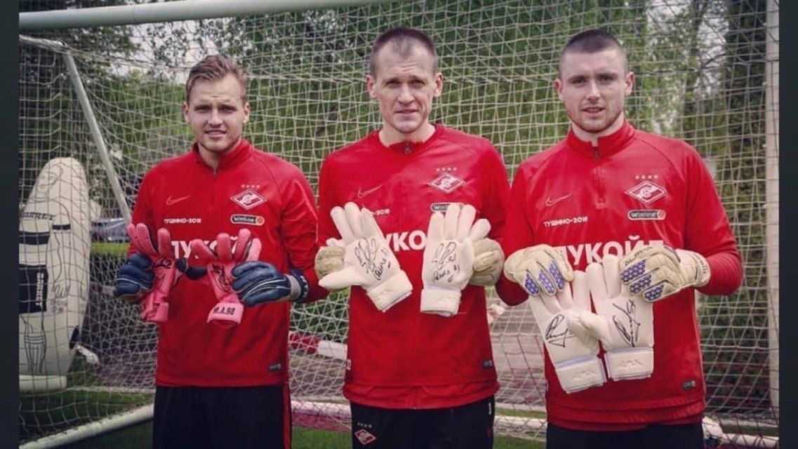 Перчатки с автографом Селихова разыграют на благотворительном аукционе