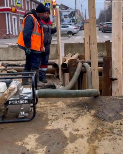 Из-за коммунальной аварии в Орле канализационные отходы сливаются в реку