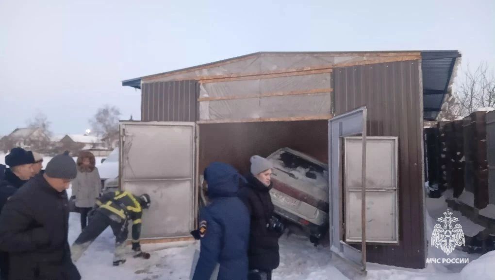 Пожарные спасли от огня два автомобиля и гараж