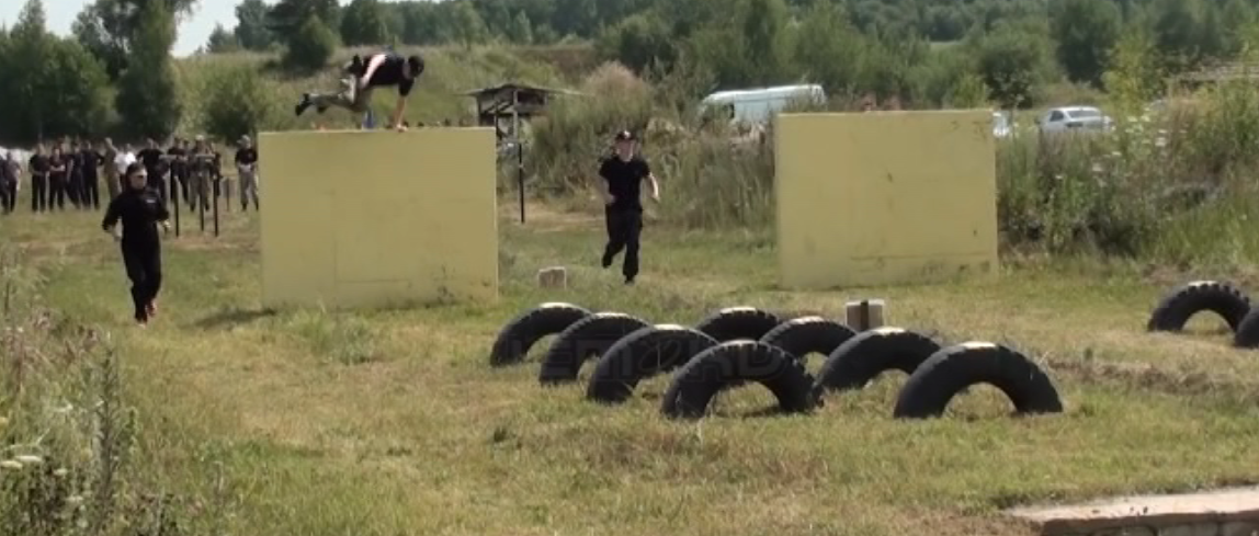 Соревновались 50 человек. В региональном УМВД прошел Чемпионат среди сотрудников по преодолению полосы препятствий со стрельбой