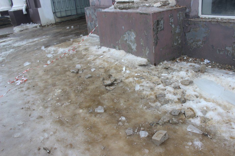 В Орле на ул. Гостиной сосулька упавшая с крыши дома №3 едва не убила подростка