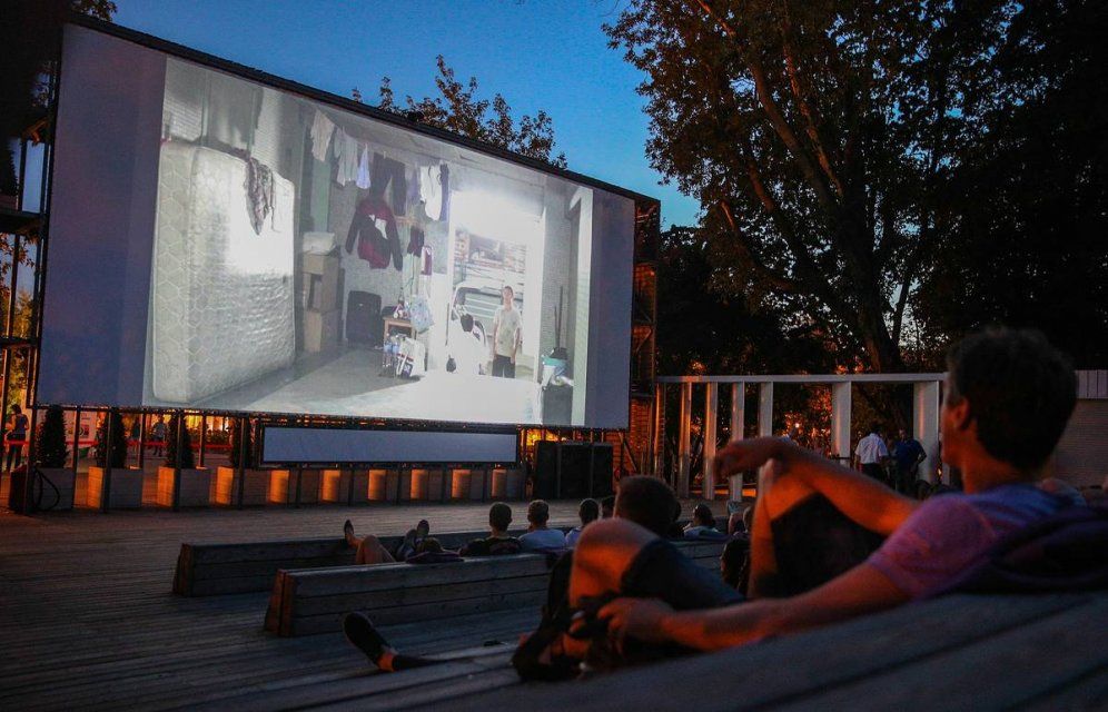 Сегодня в Орле начнут показывать фильмы под открытым небом: афиша киносеансов