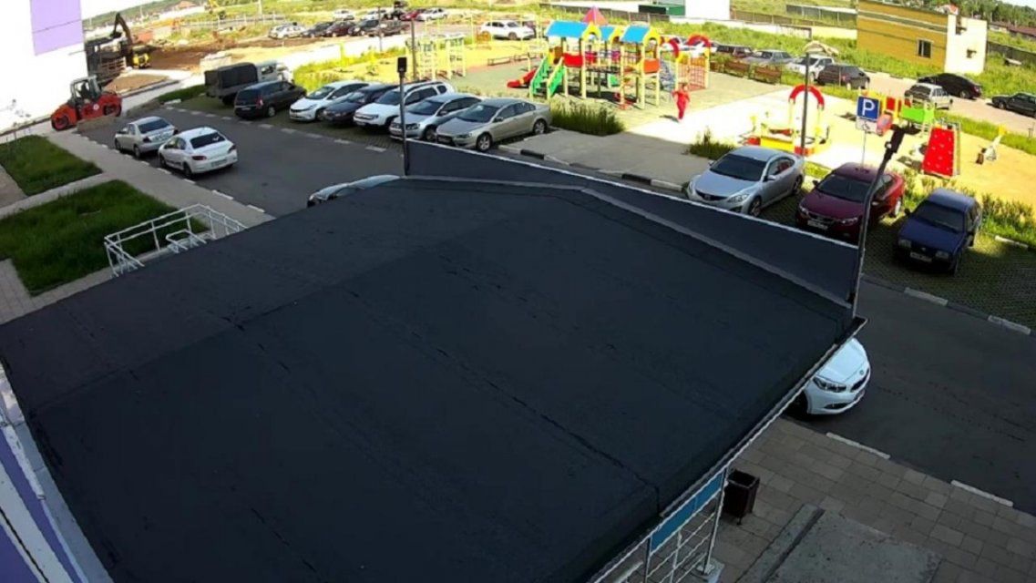 Потолкал чужие авто и пошел домой: в Орле на видео попал странный водитель