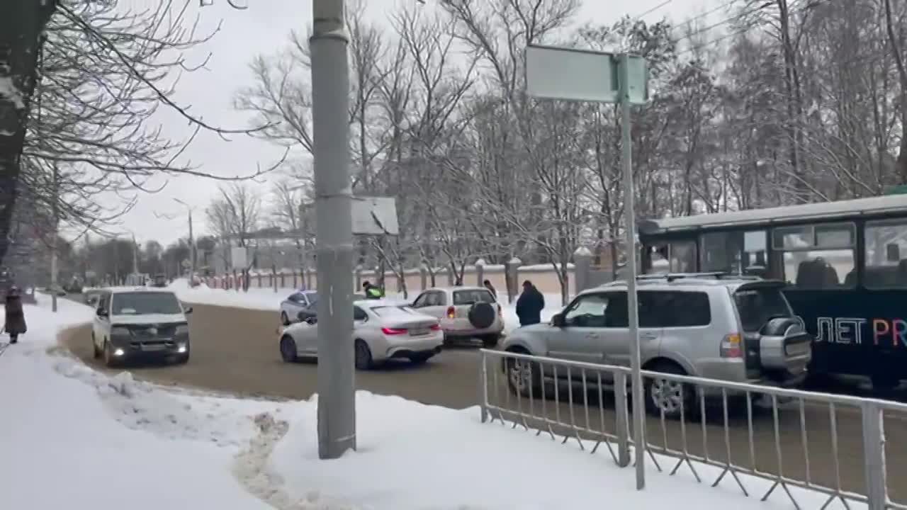 Утром недалеко от «Орловской Нивы» столкнулись два авто. «Пострадал» троллейбус