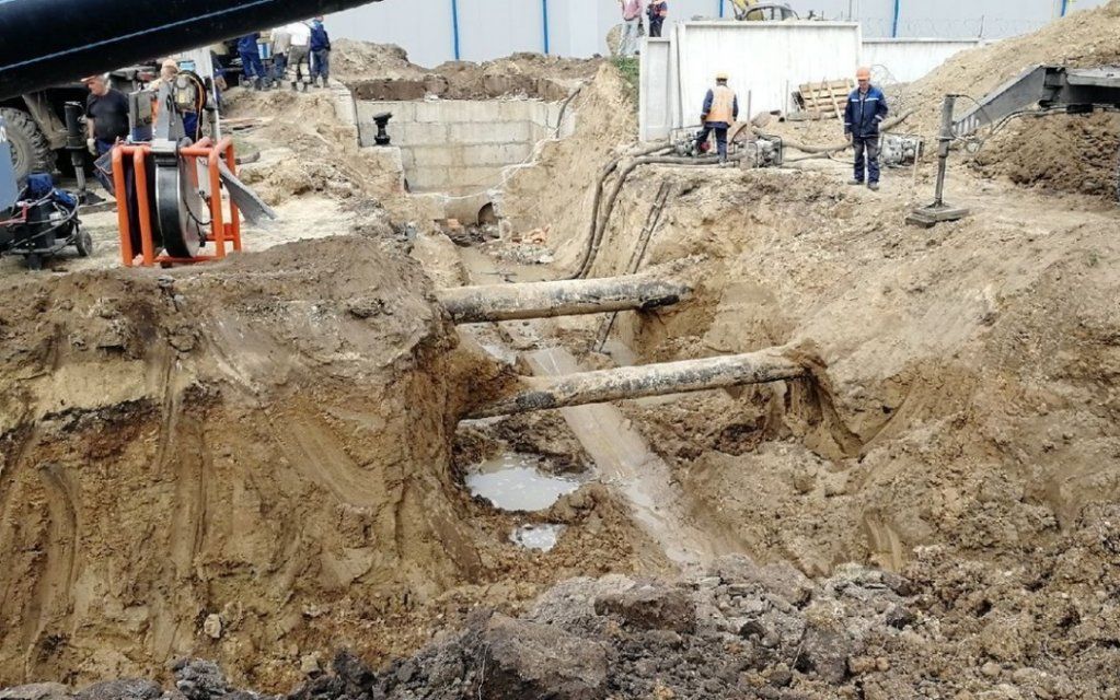 В Орле продолжают ремонтировать магистральный водовод