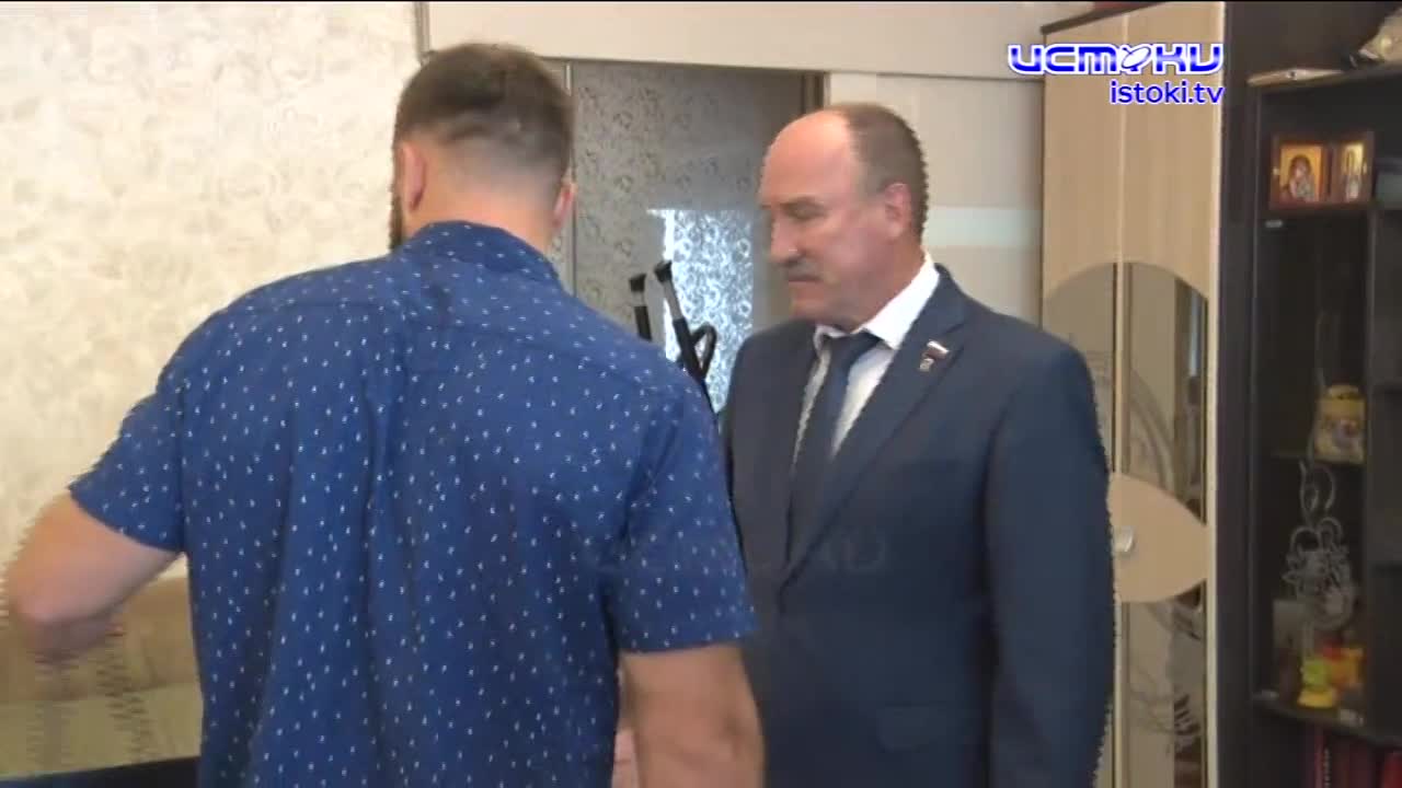 В гостях у участника СВО. Председатель областных народных избранников в преддверии юбилейной даты пришёл с подарками